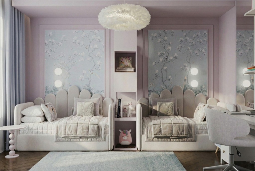 Ванная с мрамором, зеркалом и бордовыми акцентами