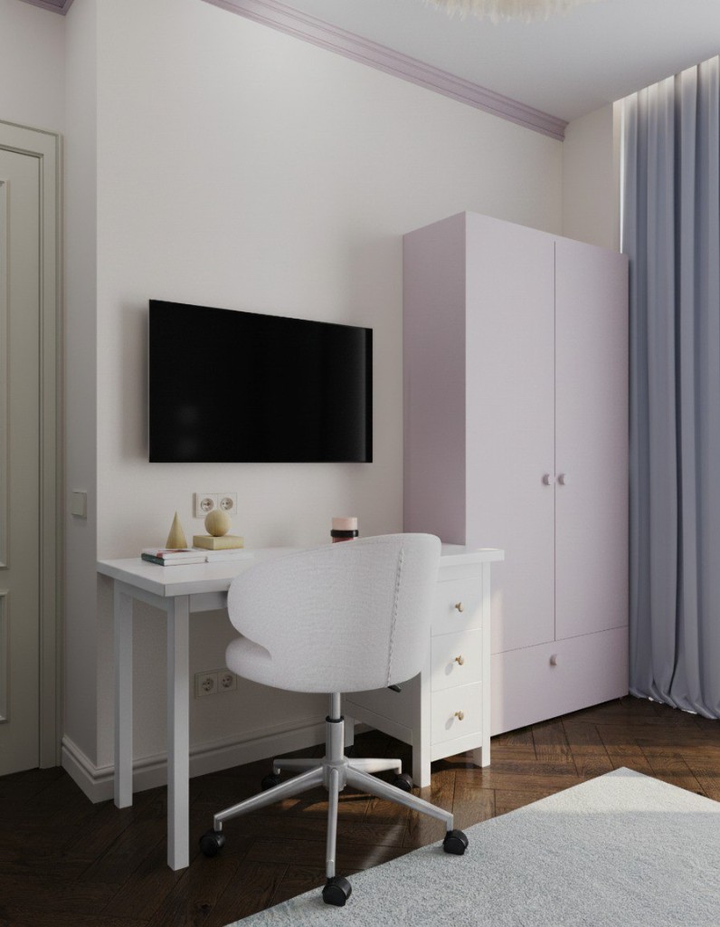 Ванная с отдельно стоящей ванной и хрустальной люстрой