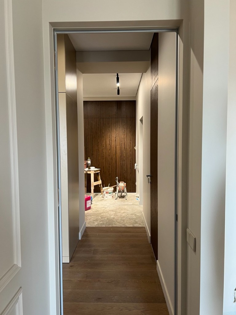 Коридор после ремонта, деревянные панели и паркет