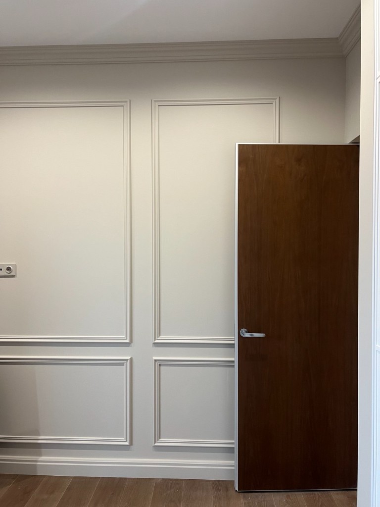 Коридор с тёмной деревянной стеной-гардеробом, плитка