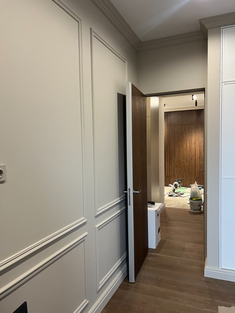 Кухня с островом и подвесными светильниками, после ремонта