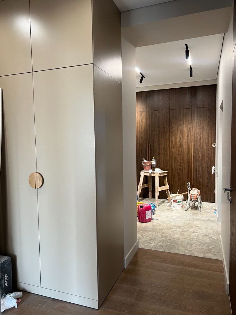 Коридор с панелями и открытой дверью в комнату