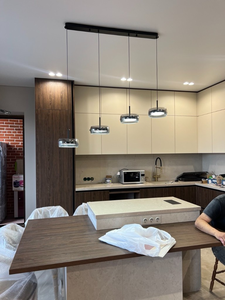 Стена с декоративными панелями и дверью из шпона