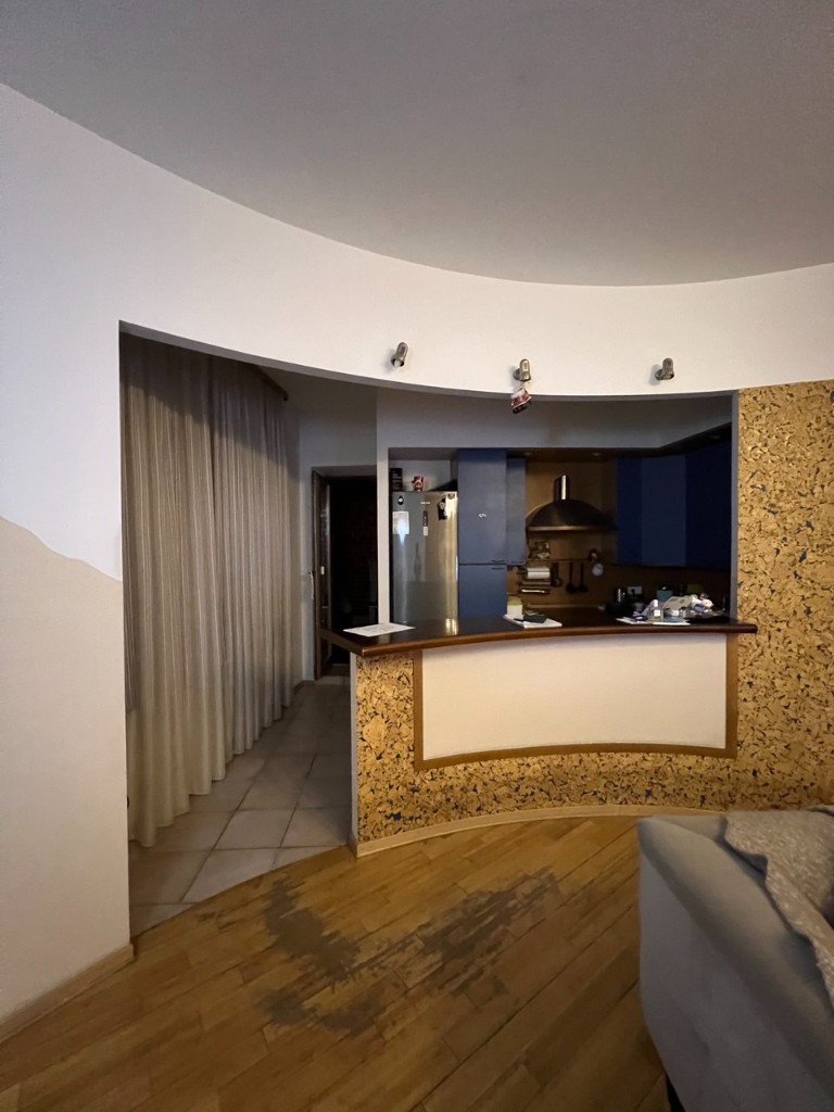 Вид из гостиной на кухню с барной стойкой, до ремонта